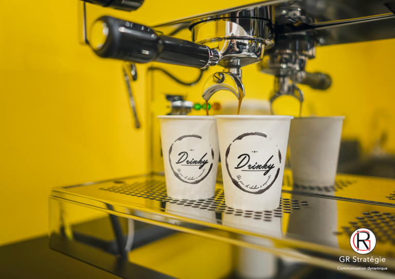 Exemple de simulation de packaging, deux gobelets sous une machine à café marketing produit